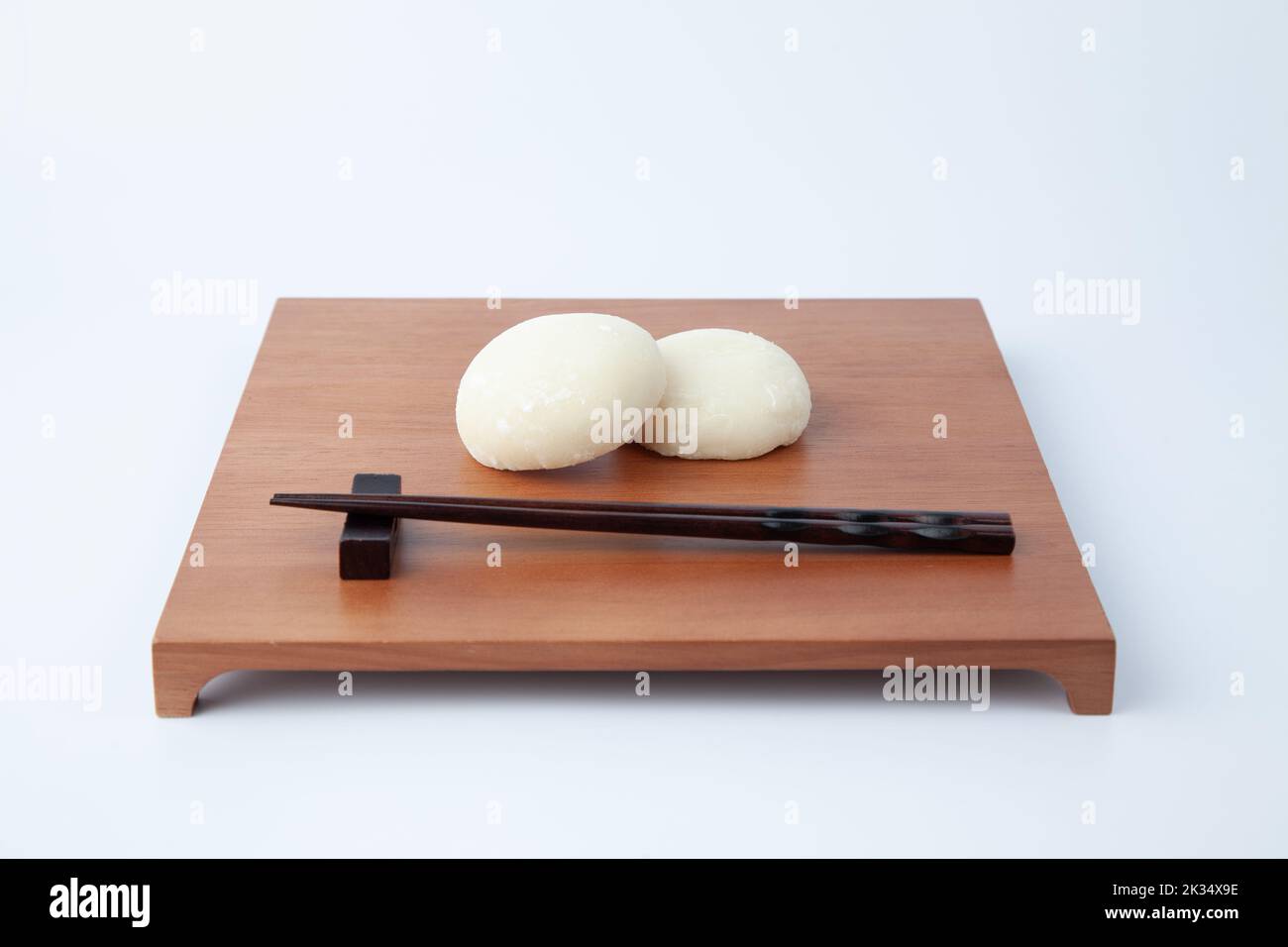 Einfacher Reiskuchen auf Teller isoliert auf weißem Hintergrund Stockfoto