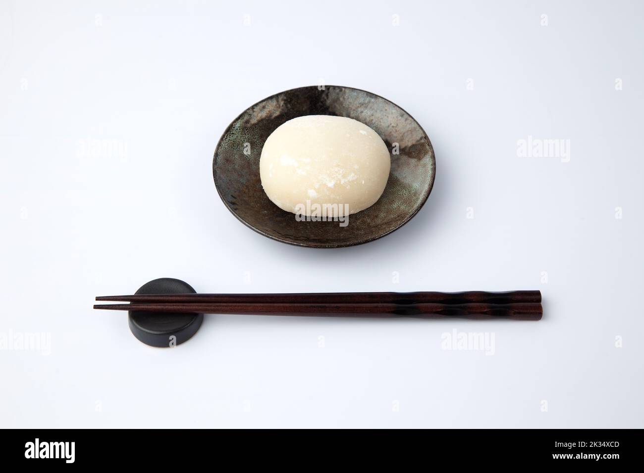 Einfacher Reiskuchen auf Teller isoliert auf weißem Hintergrund Stockfoto