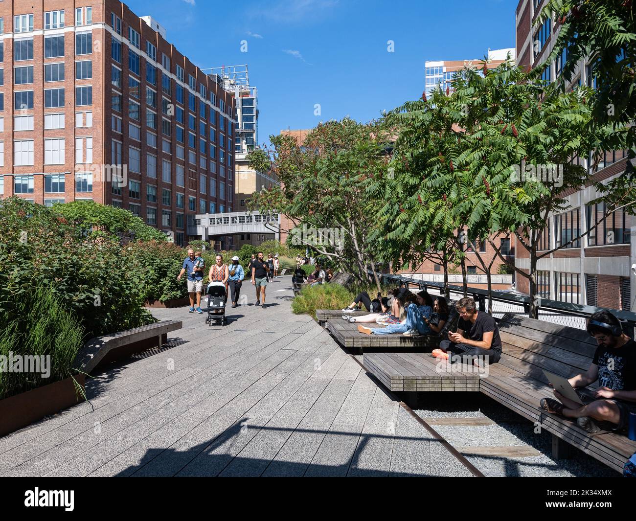 Menschen auf der High Line im Chelsea-Viertel von Manhattan Stockfoto