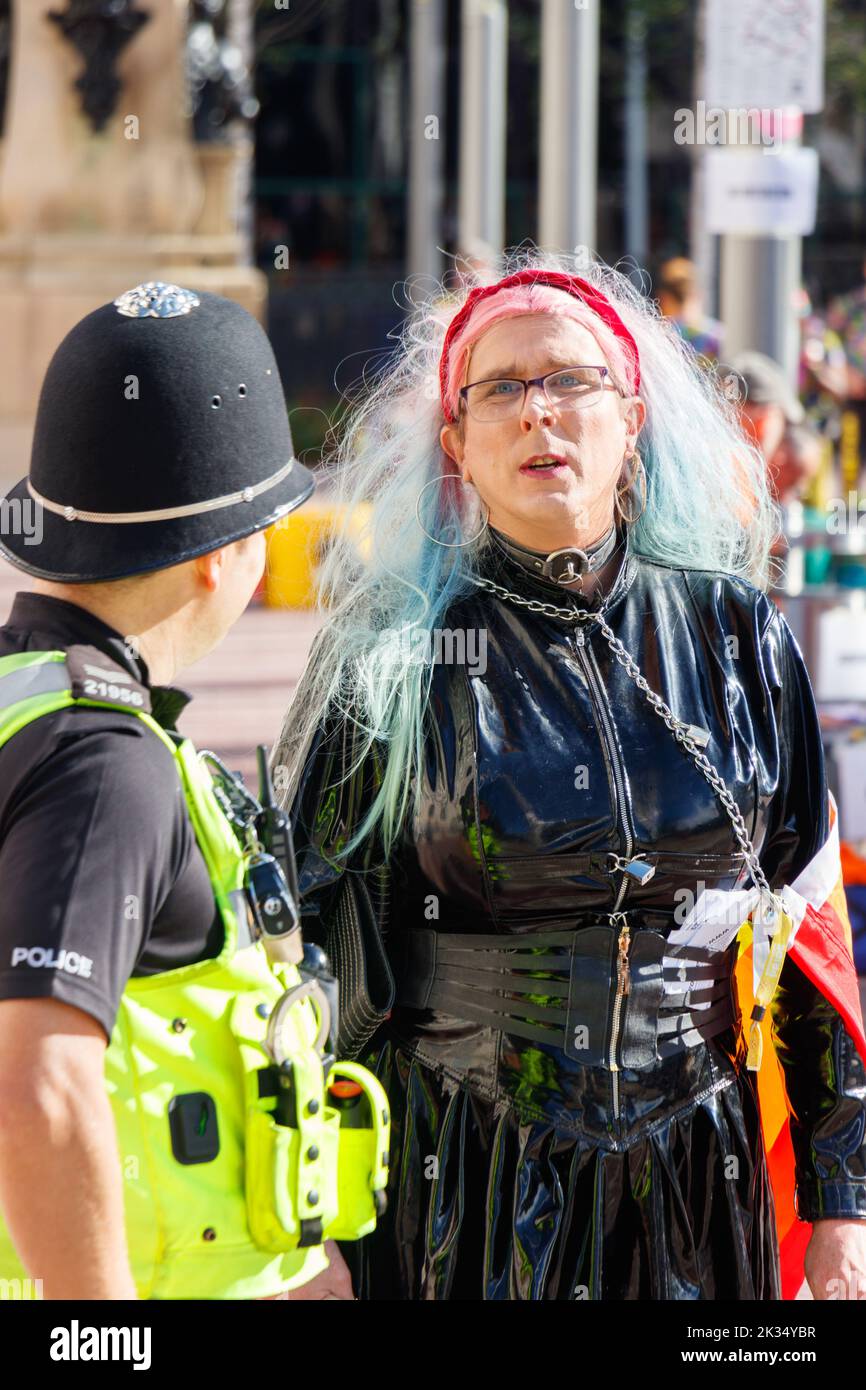 Transfrau im Drag mit Polizisten bei der Gay Pride Parade Protest 2022 im Stadtzentrum von birmingham, großbritannien, 24. september Stockfoto