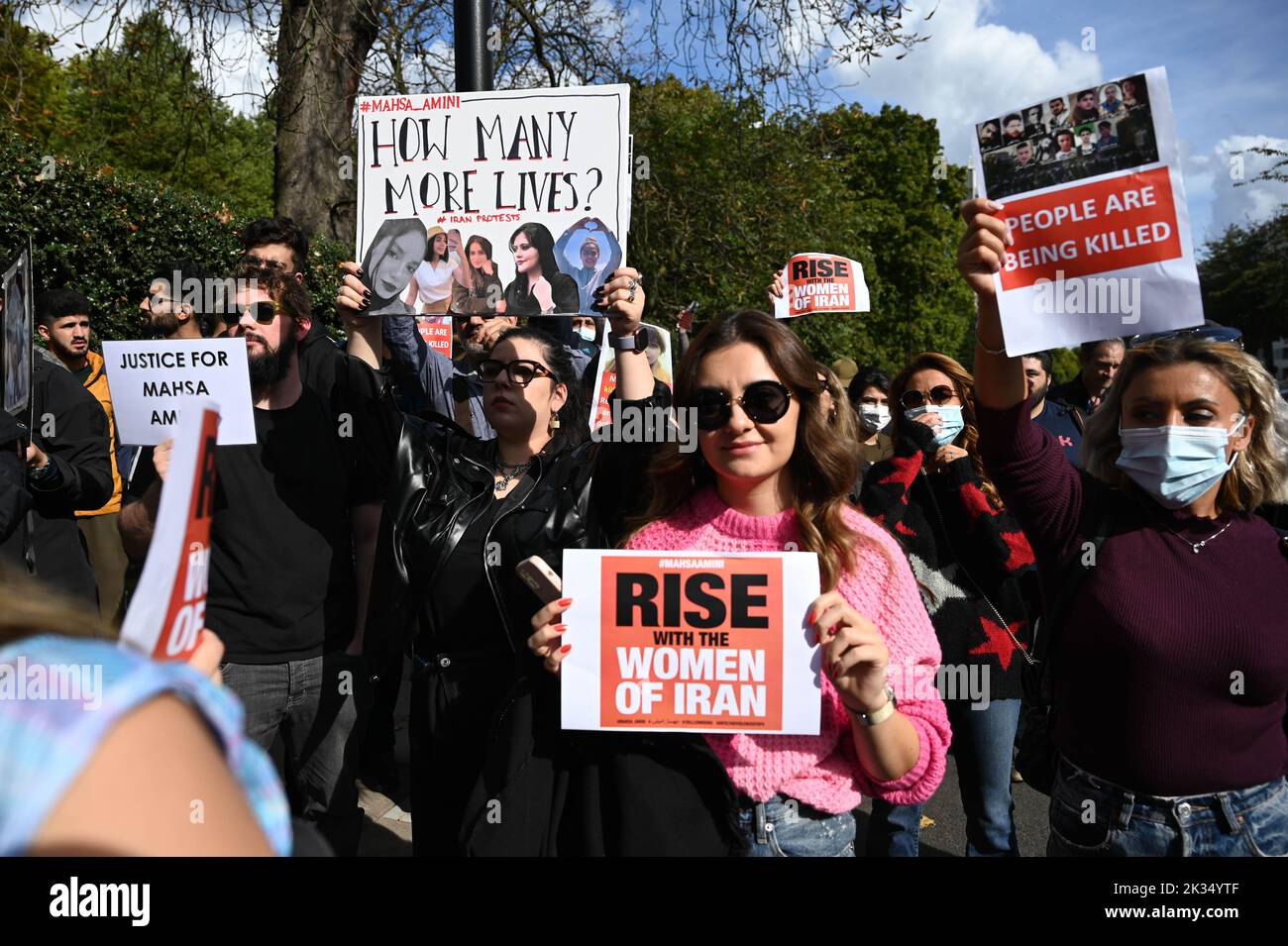 Iranische Botschaft, London, Großbritannien. 22.. September 2022. Mahsa Amini 22-jährige #befindet sich im Koma im Krankenhaus, nachdem sie von der Moralpolizei verhaftet wurde, weil sie einen unangemessenen Hijab trug, jetzt stirbt sie. Demonstranten behaupten, die Moralpolizei habe Mahsa Amini ermordet. Stockfoto