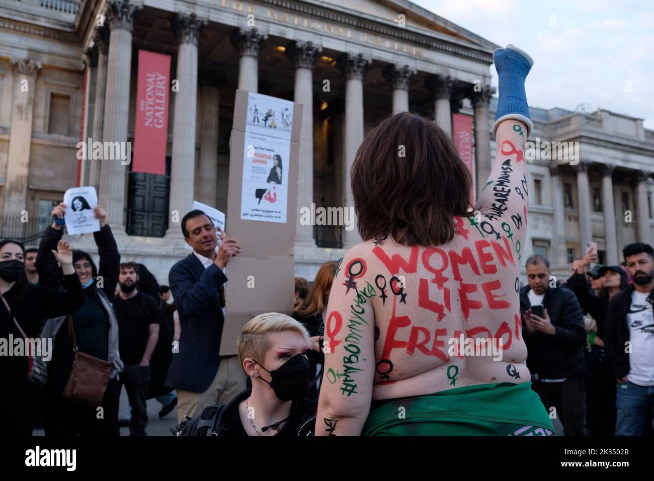 Menschen versammelten sich vor der iranischen Botschaft und dem Trafalgar Square, um gegen den Tod von Mahsa Amini zu protestieren, der in Polizeigewahrsam im Iran starb, nachdem er festgenommen worden war, weil er angeblich kein Kopftuch (Hijab) trug. Stockfoto