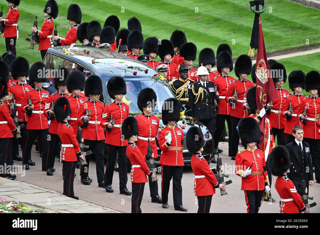 Windsor, England. VEREINIGTES KÖNIGREICH. 19. September 2022. Der Sarg von Königin Elizabeth II., der im State Hearse getragen wird, kommt für eine verpflichtende SE in Windsor Castle an Stockfoto