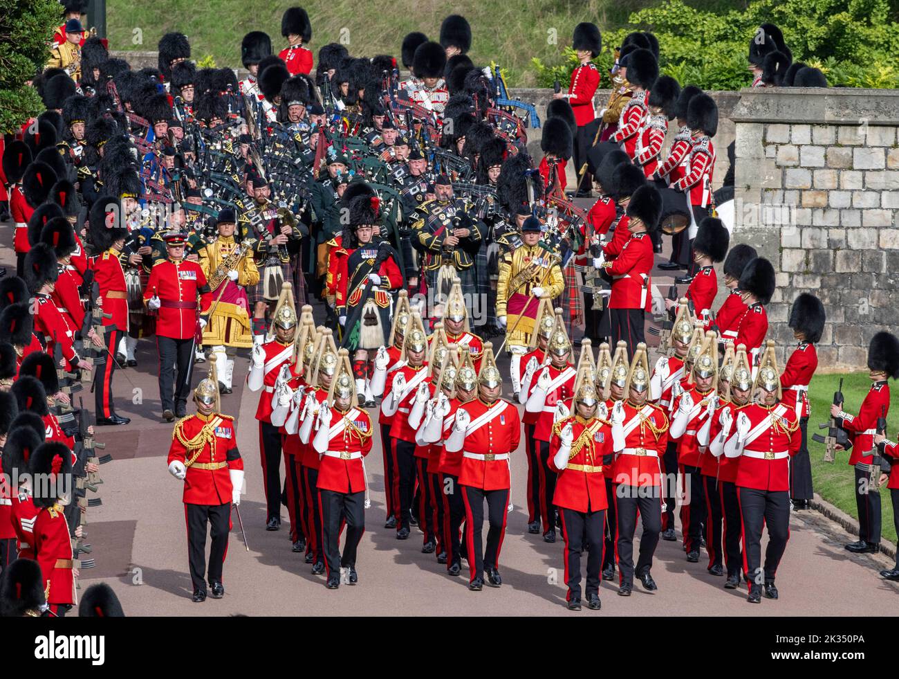 Windsor, England. VEREINIGTES KÖNIGREICH. 19. September 2022. Der Sarg von Königin Elizabeth II., der im State Hearse getragen wird, kommt für eine verpflichtende SE in Windsor Castle an Stockfoto