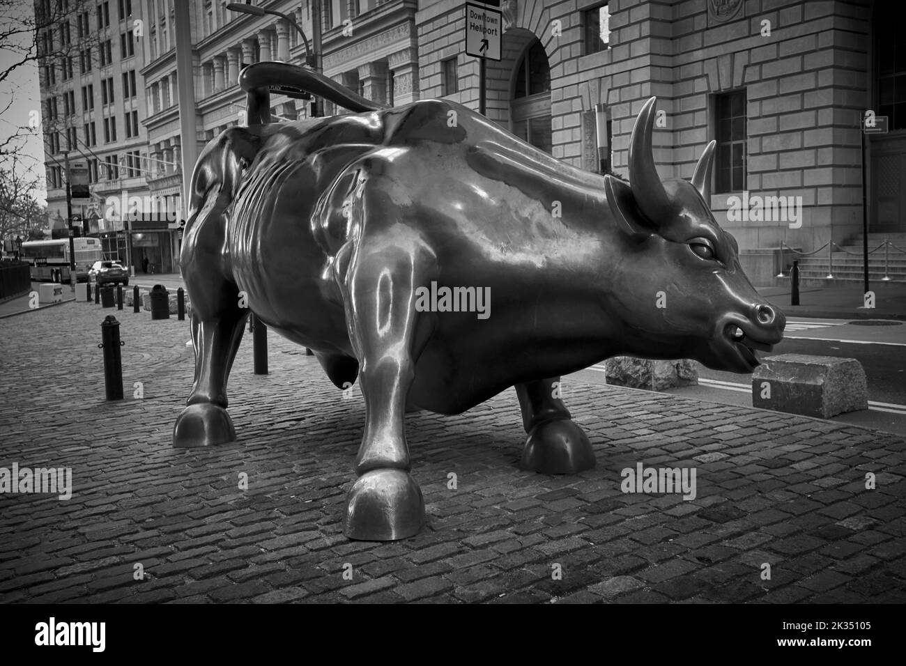 Charging Bull ist ein beliebtes Touristenziel, das Tausende von Menschen anzieht und die Wall Street und den Finanzdistrikt symbolisiert. Stockfoto