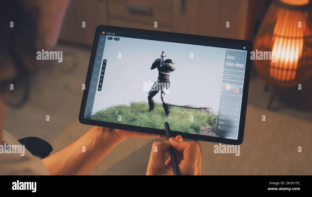 Männlich 3D Designer erstellen 3D Animation von Videospiel Charakter in Design-Anwendung auf modernen digitalen Tablet-Computer mit Stift Stockfoto