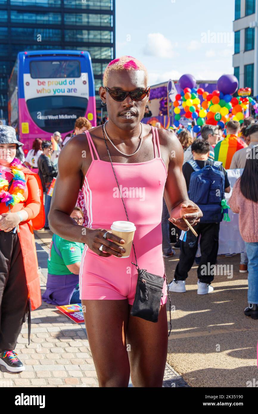 Schwarzer Mann mit rosa Trikot bei der Gay Pride Parade 2022 im Zentrum von birmingham, großbritannien, 24.. september Stockfoto