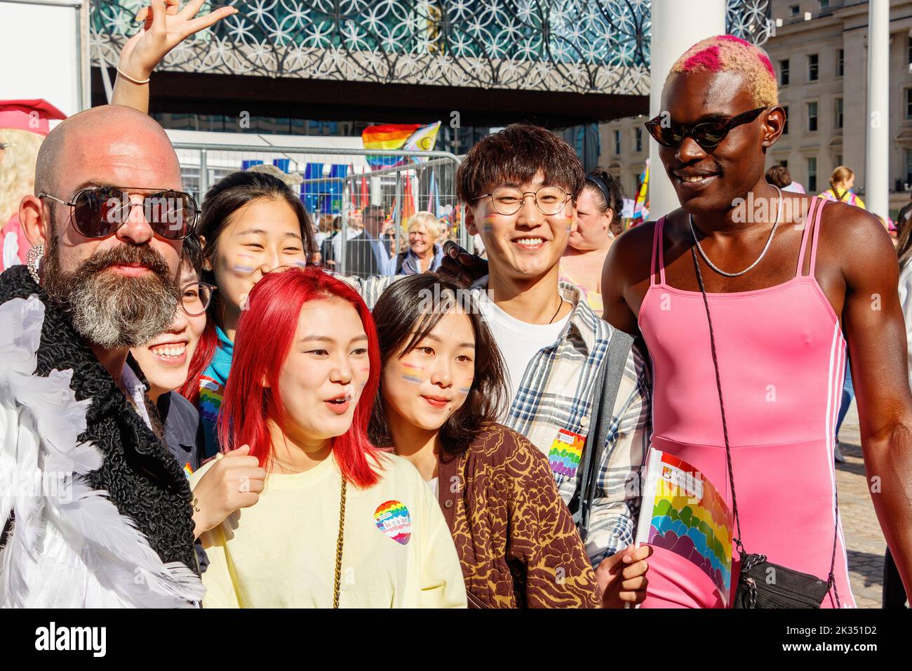 Posiert bärtiger Mann, Asiaten und schwarzhäutiger Mann mit rosa Trikot bei der Gay Pride Parade 2022 im zentrum von birmingham, großbritannien, 24.. september Stockfoto