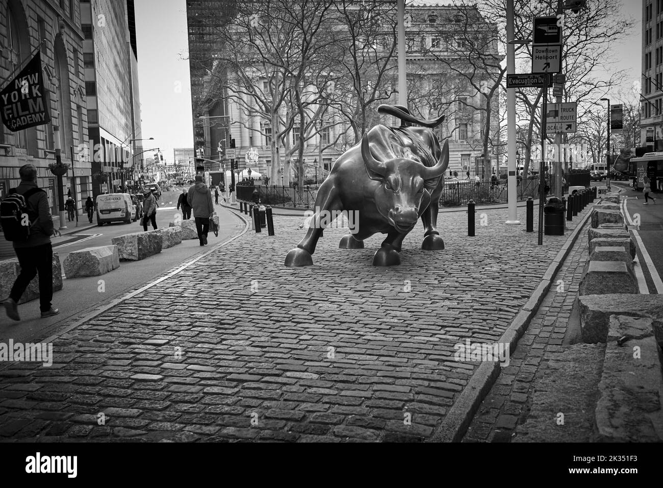 Charging Bull ist ein beliebtes Touristenziel, das Tausende von Menschen anzieht und die Wall Street und den Finanzdistrikt symbolisiert. Stockfoto