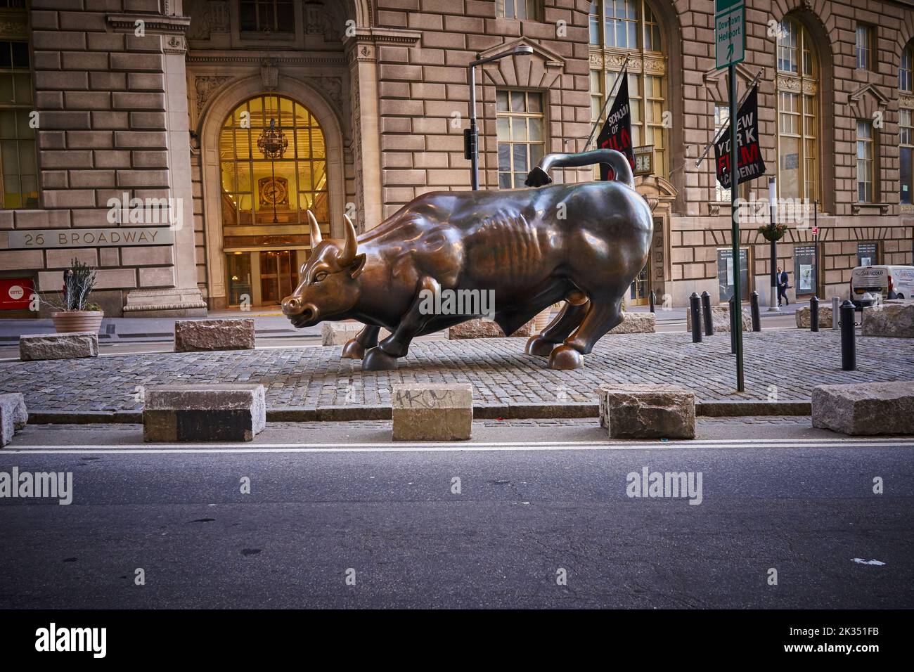 Charging Bull ist ein beliebtes Touristenziel, das Tausende von Menschen anzieht und die Wall Street und den Finanzdistrikt symbolisiert. Stockfoto