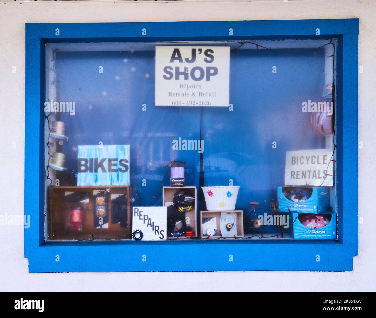 Verwitterte Fenster und Schild am AJ's Bike Shop, Schilder für Reparaturen und Vermietungen am Long Beach Blvd. In Beach Haven an der Pearl Street Stockfoto