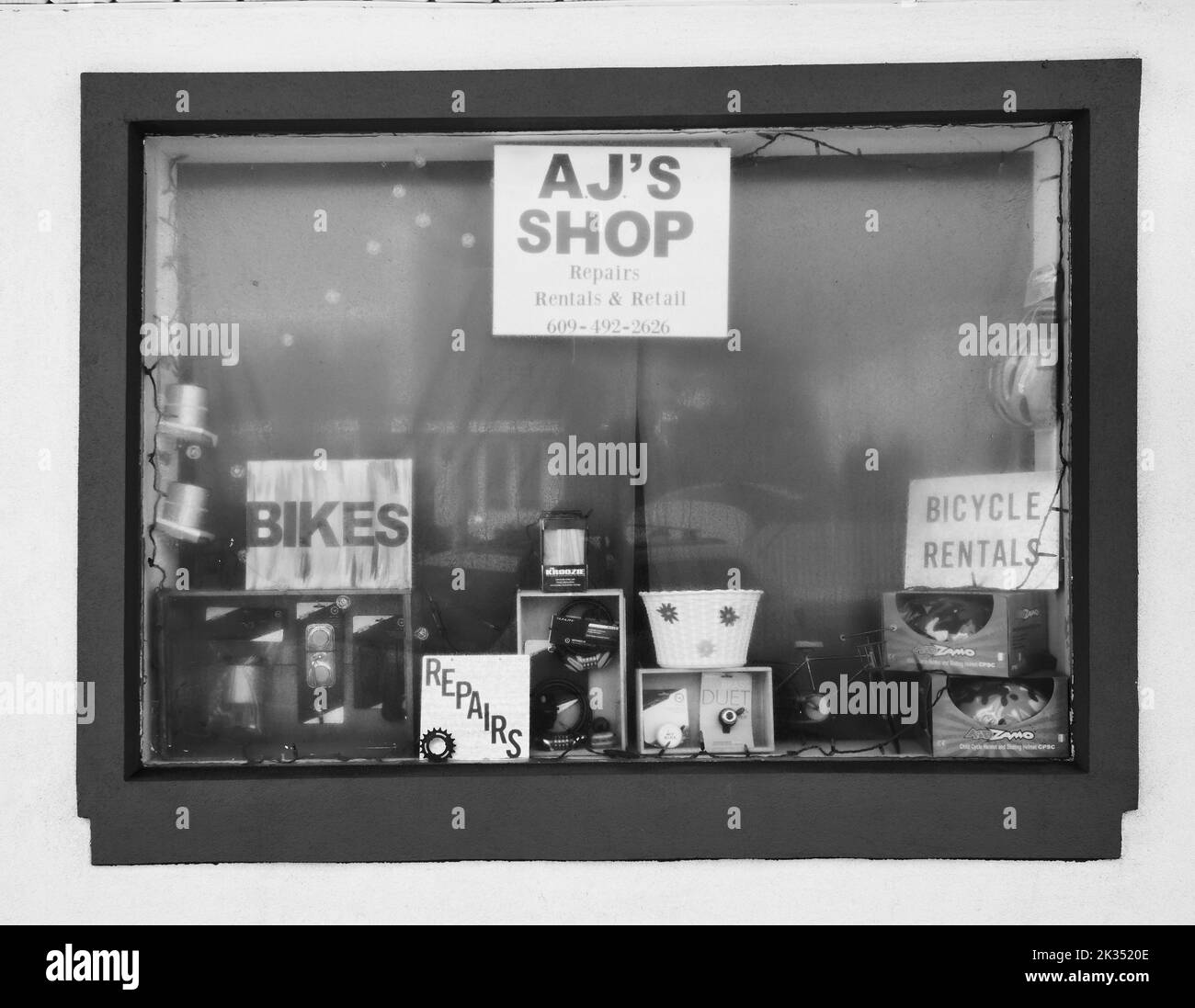 Verwitterte Fenster und Schild am AJ's Bike Shop, Schilder für Reparaturen und Vermietungen am Long Beach Blvd. In Beach Haven an der Pearl Street Stockfoto
