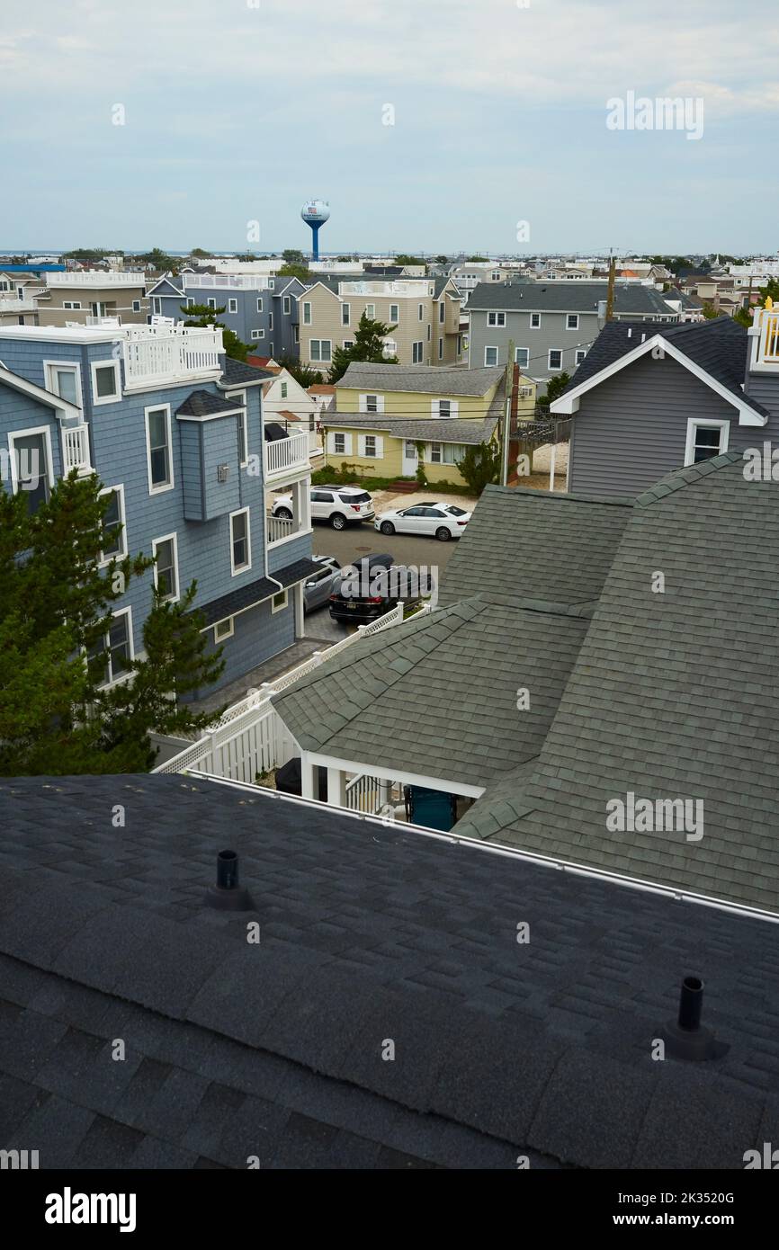 Bildunterschrift: Von einem 3.-stöckigen Deck auf Long Beach Island oder LBI an der Jersey Shore aus nach Norden. Bedeckt, mit Blick auf alte und neue Häuser. Stockfoto