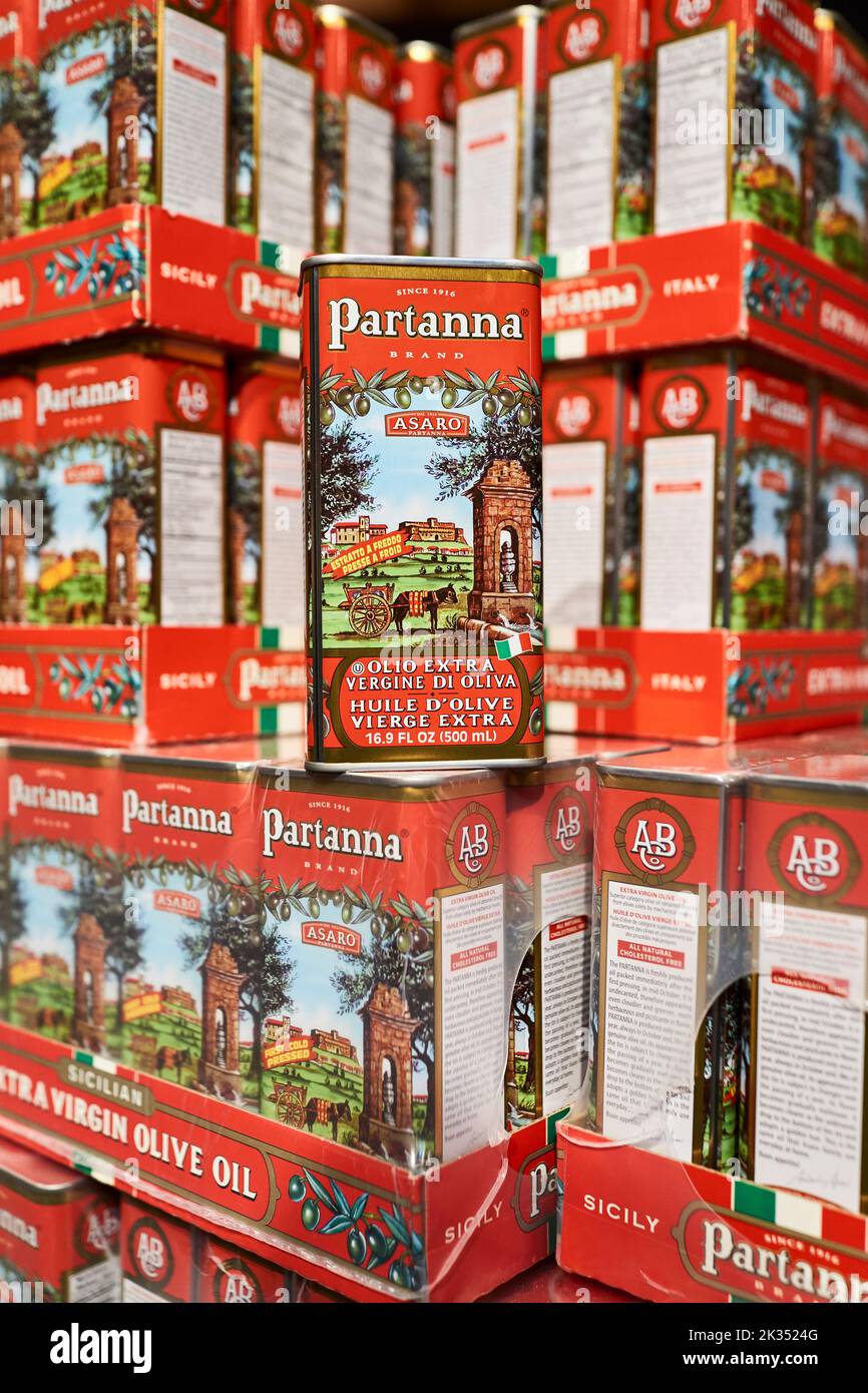 Partanna Natives Olivenöl Extra Dosen auf einem Markt gestapelt. In den Fällen gerappt, viele Dosen auf dem Display. Geringe Schärfentiefe. Produkt aus Italien. Stockfoto