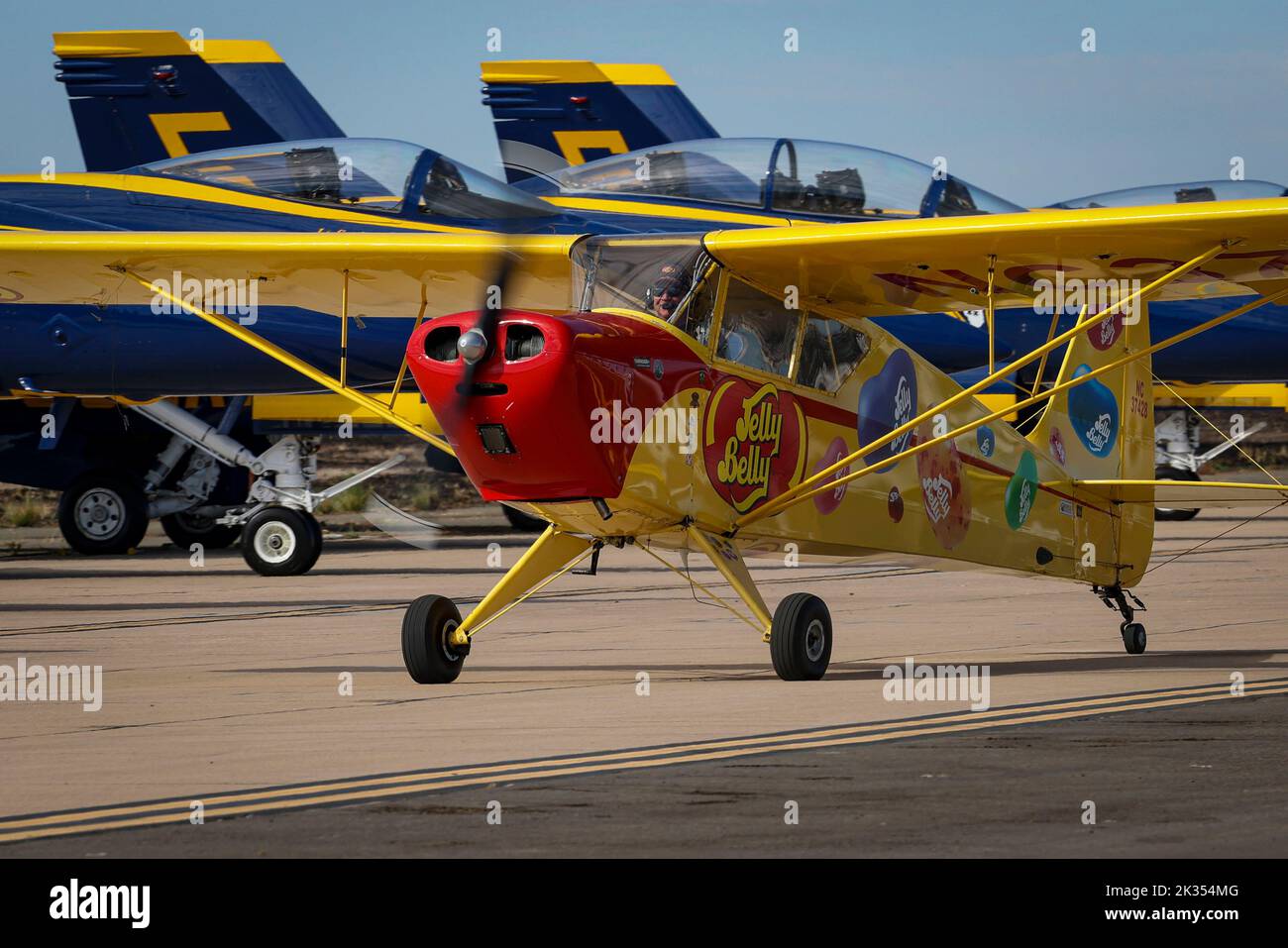 Kent Pietsch, der seinen Interstate Cadet pilotiert, führt Kunstflug während der 2022 Marine Corps Air Station Miramar Air Show im MCAS Miramar, San Diego, Kalifornien, am 24. September 2022 durch. Seit 1973 tritt Pietsch für Millionen von Menschen auf mehr als 400 Shows auf, die ihn zu hochwertigen Veranstaltungsorten in den Vereinigten Staaten geführt haben. Das Thema der MCAS Miramar Air Show 2022 „Marines Fight, Evolve and Win“ spiegelt die fortlaufenden Modernisierungsbemühungen des Marine Corps wider, um sich auf zukünftige Konflikte vorzubereiten. (USA Marine Corps Foto von Sgt. Samuel Fletcher) Stockfoto