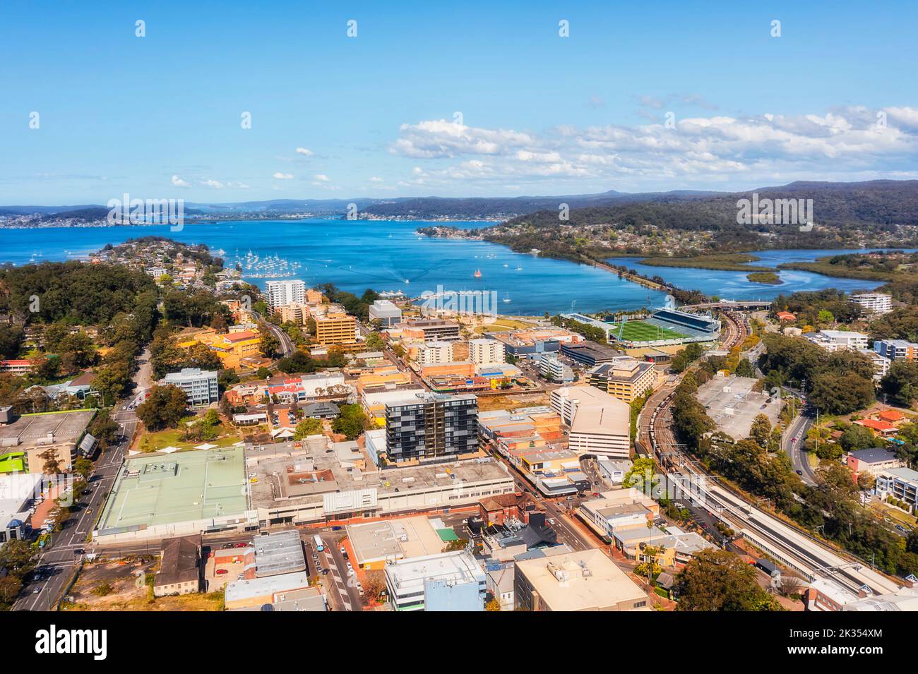 Downtown of Gosford City an der australischen Zentralküste - Waterfront of Brisbane Water Bay - Luftbild der Stadt. Stockfoto
