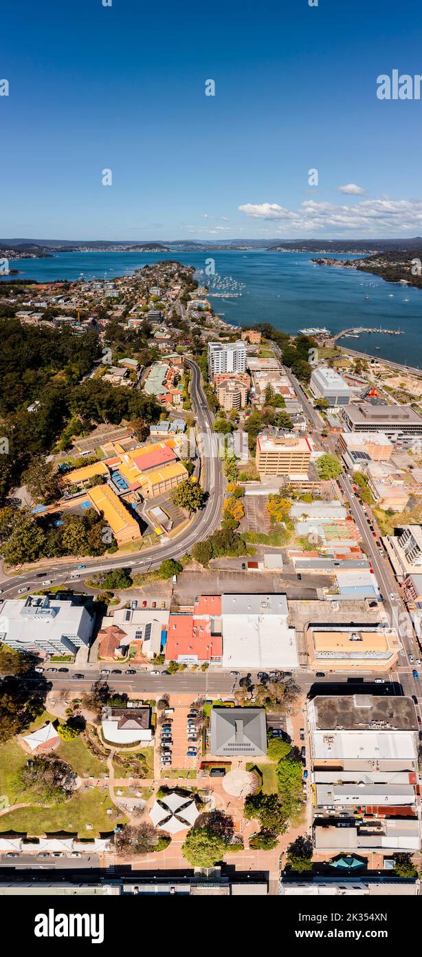 Vertikales Luftpanorama von der Innenstadt von Gosford zur Brisbane Water Bay an der Zentralküste Australiens. Stockfoto