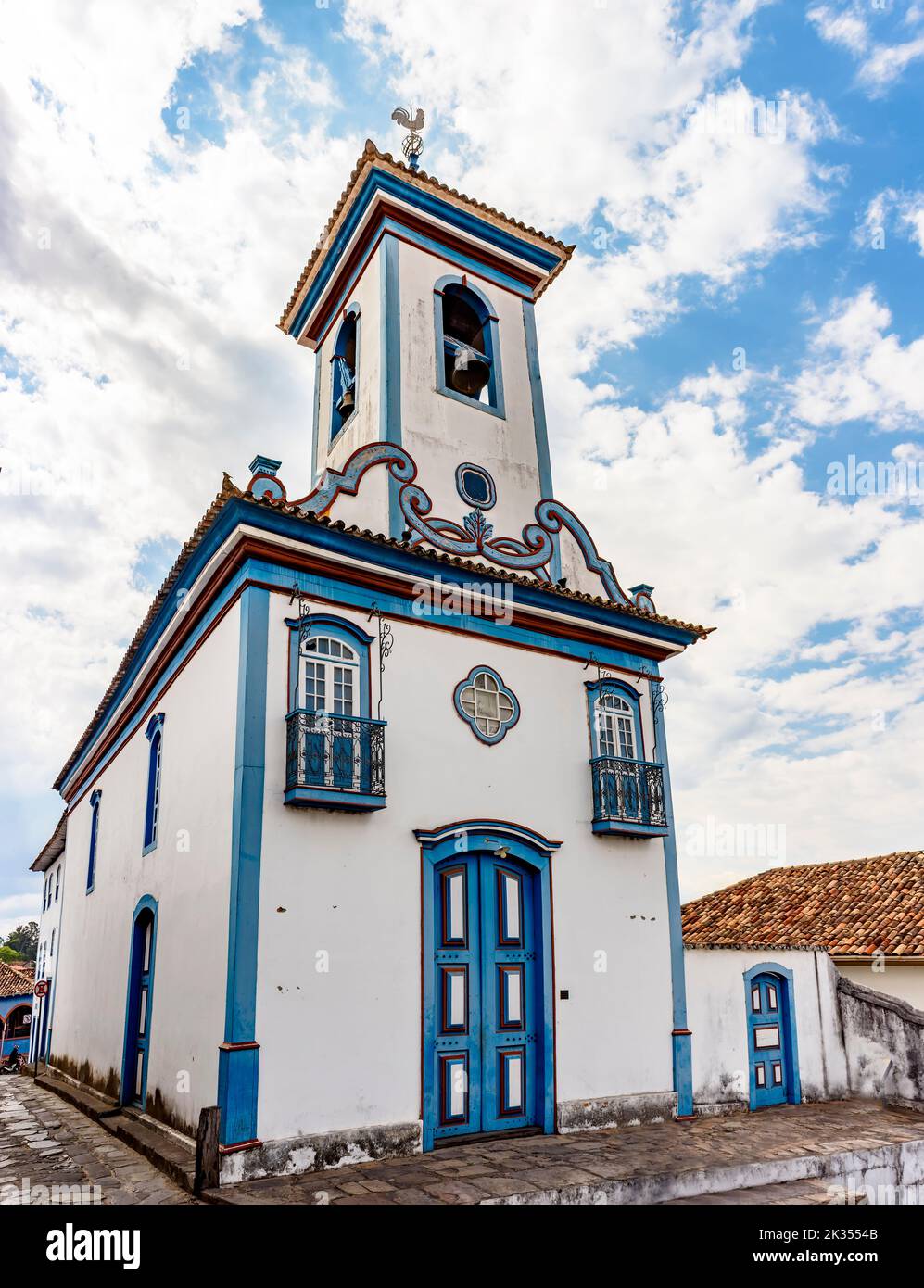 Barocke Kirchenfassade mit bunten Details in Diamantina, Minas Gerais, Brasilien Stockfoto