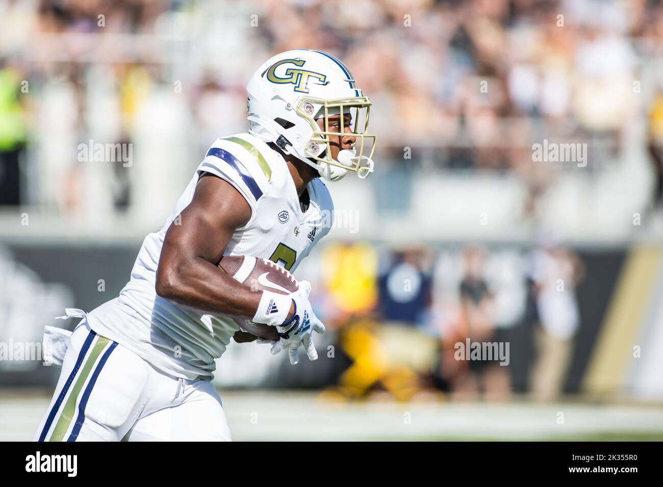 24. September 2022: UCF Knights Quarterback John Rhys Plumlee (10) nennt das Spiel während des NCAA-Fußballspiels zwischen den Georgia Tech Yellow Jackets und den University of Central Florida Knights im FBC Mortgage Stadium Orlando, FL. Jonathan Huff/CSM. Stockfoto
