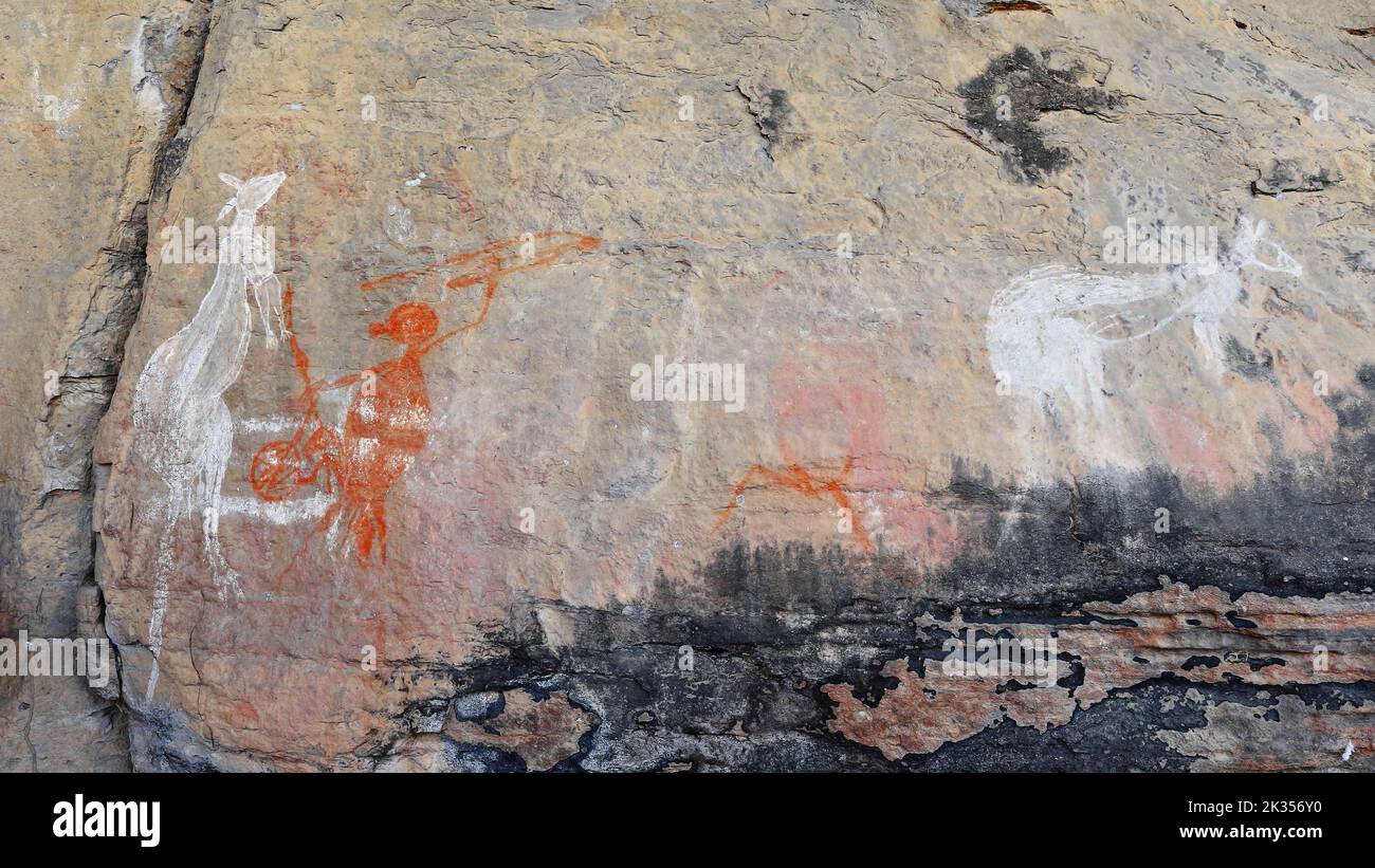Felskunst der Aborigines: Roter Jäger und weißes Känguru, zweiter rechts. Anbangbang-Burrungkuy-Australia-204 Stockfoto