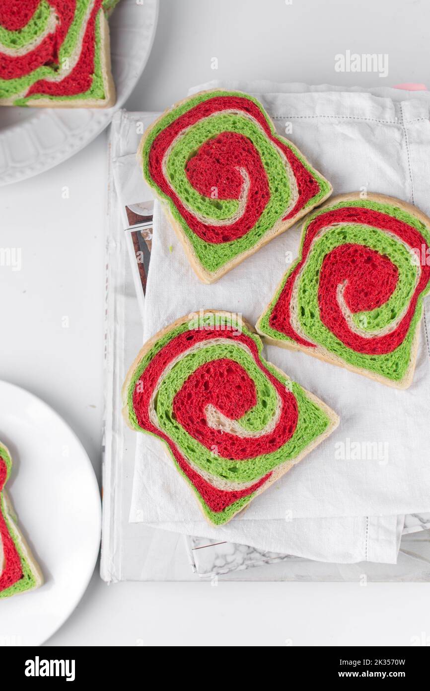 Flaches Weihnachtsbrot, Draufsicht auf wirbelnde Sandwichbrote Stockfoto