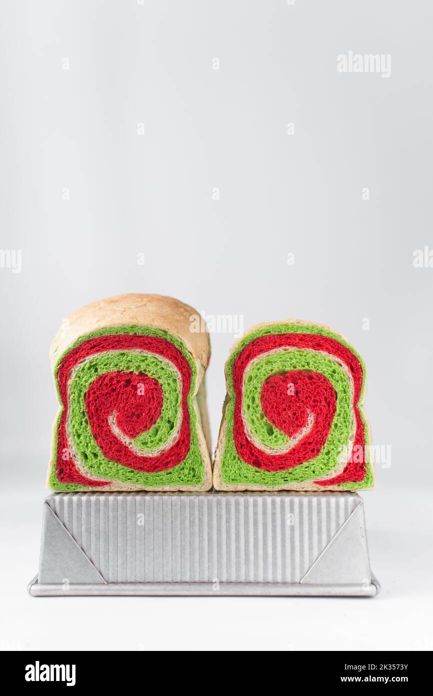 Weihnachtliches Brot, Swirl-Sandwichbrot, rotes, grünes, weißes Swirl-Brot Stockfoto