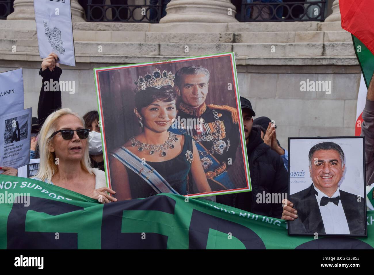 London, England, Großbritannien. 24. September 2022. Ein Protestler hält ein Bild des verstorbenen ehemaligen Schahs des Iran, Mohammad Reza Pahlavi, und Consort Farah Pahlavi. Tausende Iraner und andere Demonstranten versammelten sich auf dem Trafalgar Square als Reaktion auf den Tod von Mahsa Amini, der in Polizeigewahrsam im Iran starb, nachdem er festgenommen wurde, weil er angeblich in der Öffentlichkeit kein Kopftuch (Hijab) „richtig“ trug. (Bild: © Vuk Valcic/ZUMA Press Wire) Stockfoto
