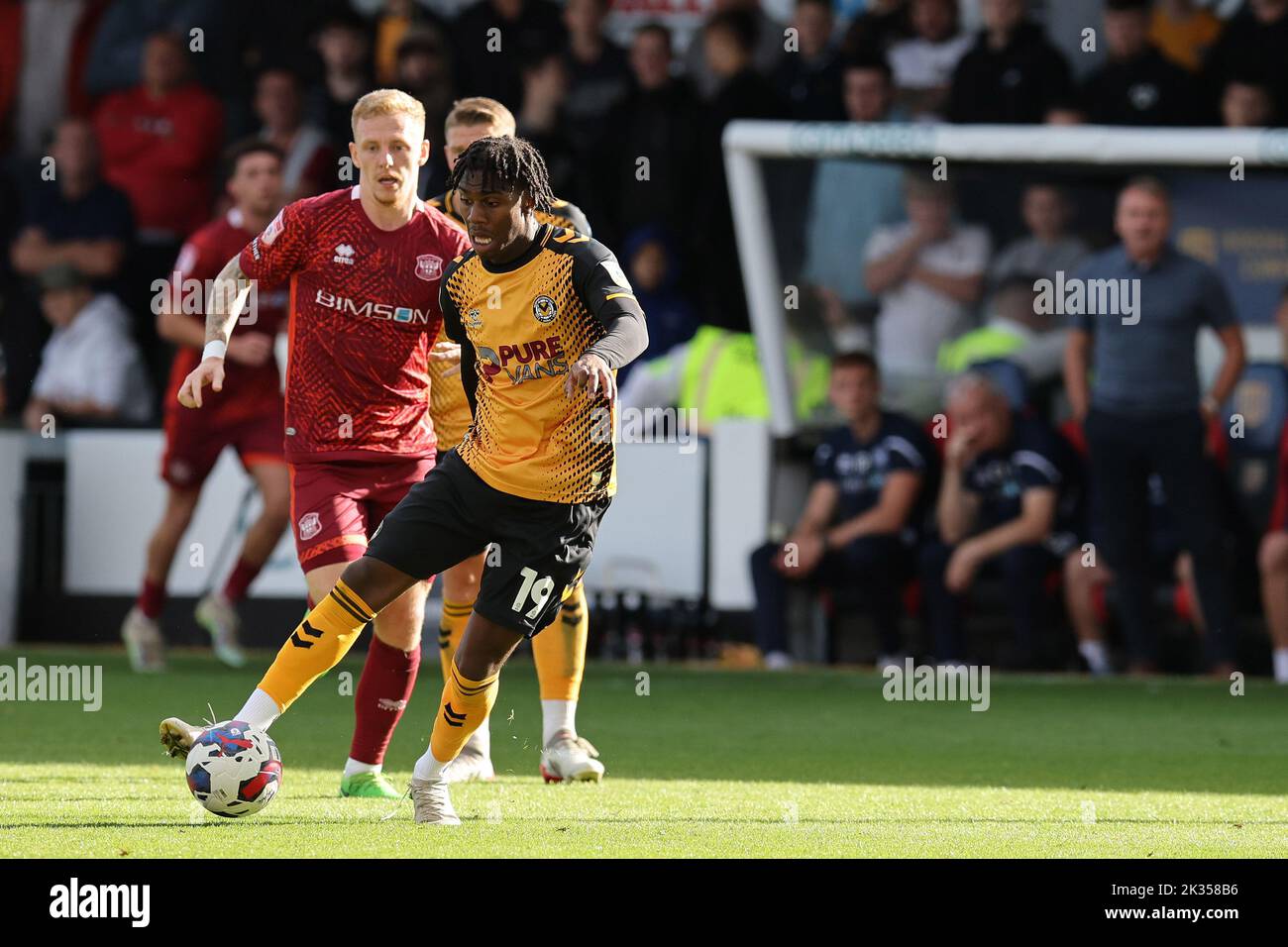 Newport, Großbritannien. 24. September 2022. Thierry Nevers aus Newport County in Aktion. EFL Football League Two Match, Newport County gegen Carlisle Utd bei der Rodney Parade in Newport, Wales am Samstag, 24.. September 2022. Dieses Bild darf nur für redaktionelle Zwecke verwendet werden. Nur für redaktionelle Verwendung, Lizenz für kommerzielle Nutzung erforderlich. PIC by Andrew Orchard/Andrew Orchard Sports Photography/Alamy Live News Credit: Andrew Orchard Sports Photography/Alamy Live News Stockfoto