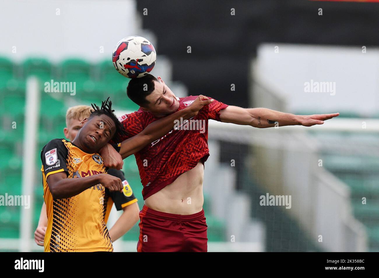 Newport, Großbritannien. 24. September 2022. Nick Townsend, der Torwart von Newport County, schaut auf. EFL Football League Two Match, Newport County gegen Carlisle Utd bei der Rodney Parade in Newport, Wales am Samstag, 24.. September 2022. Dieses Bild darf nur für redaktionelle Zwecke verwendet werden. Nur für redaktionelle Verwendung, Lizenz für kommerzielle Nutzung erforderlich. PIC by Andrew Orchard/Andrew Orchard Sports Photography/Alamy Live News Credit: Andrew Orchard Sports Photography/Alamy Live News Stockfoto