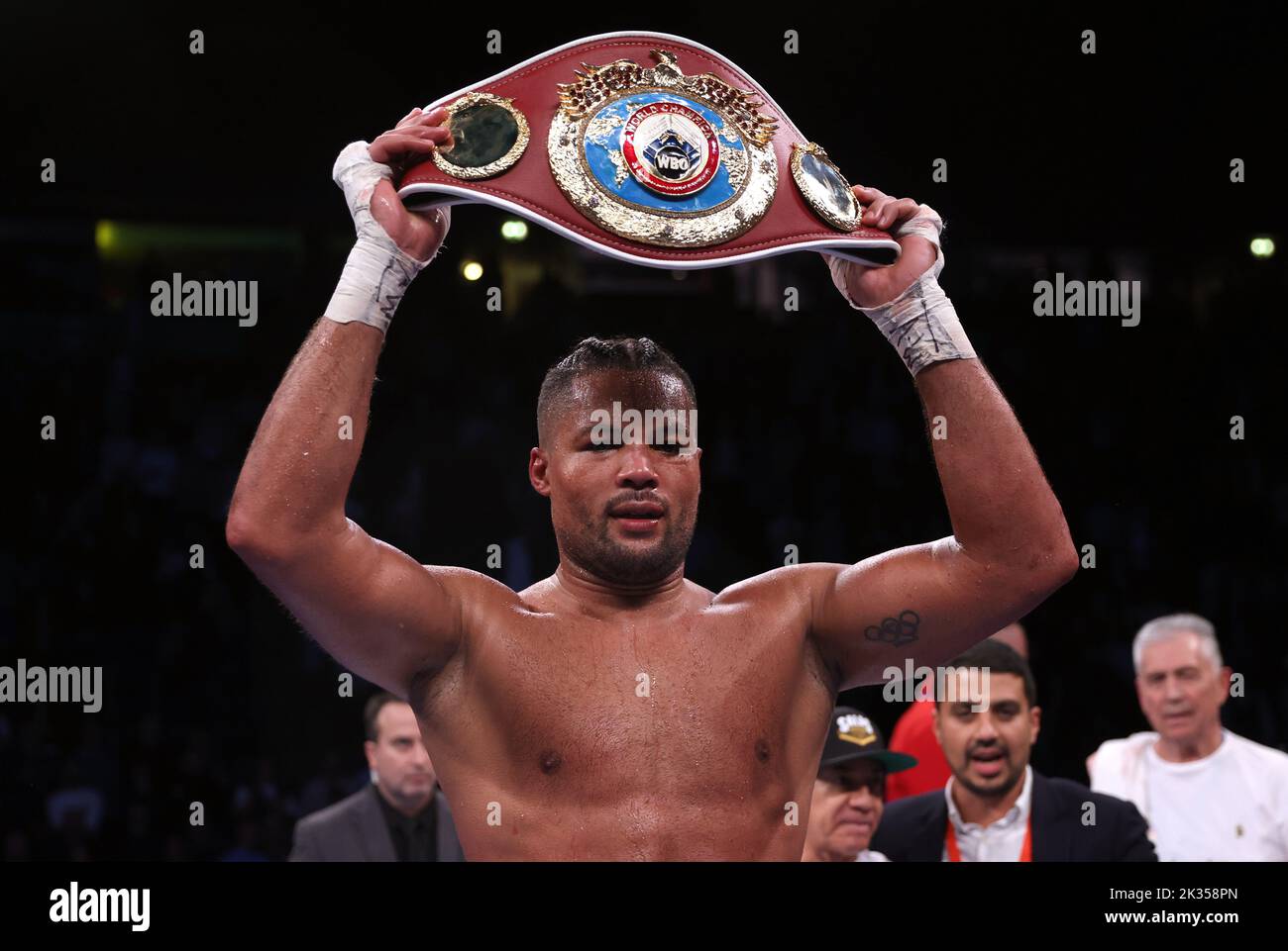 Joe Joyce feiert den Sieg über Joseph Parker nach dem vakanten WBO