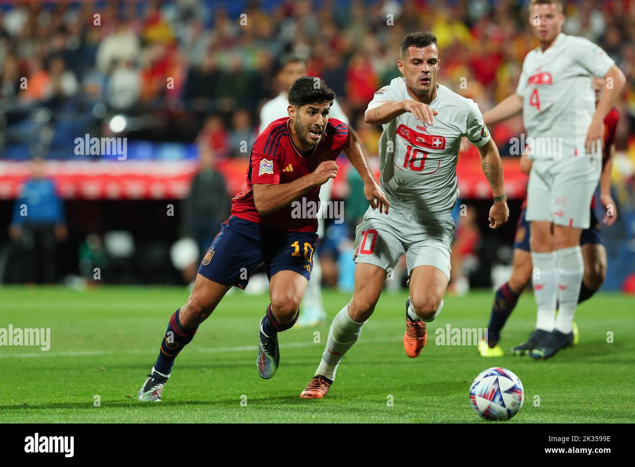 Marco Asensio aus Spanien im Einsatz mit Granit Xhaka aus der Schweiz während der UEFA Nations League Ein Spiel der Gruppe 2 zwischen Spanien und der Schweiz bei La Romareda am 24. September 2022 in Zaragoza, Spanien Stockfoto
