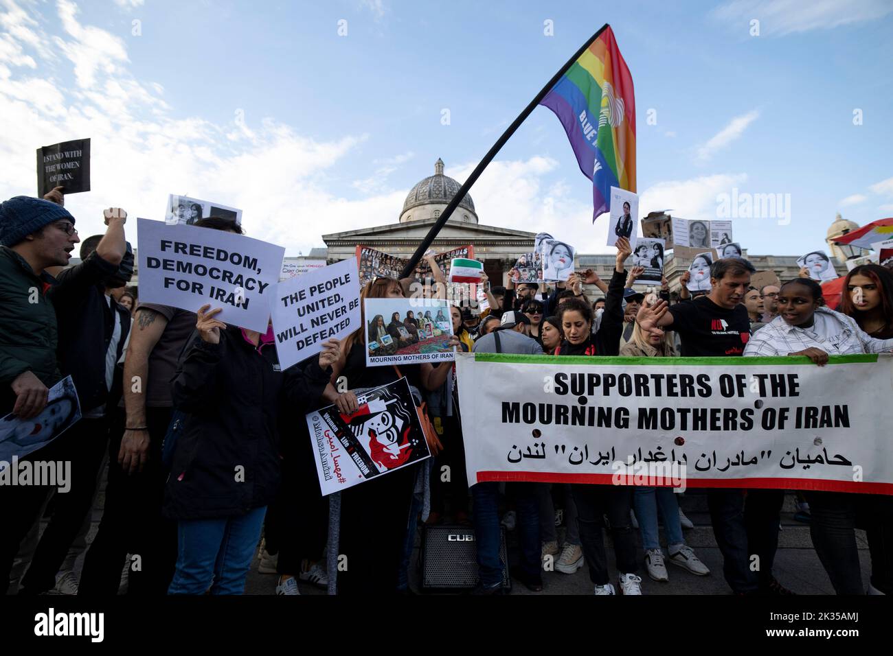 London, Großbritannien. 24. September 2022. Während der Demonstration am Trafalgar Square halten Demonstranten ein Banner, eine Fahne und Plakate vor der National Portrait Gallery. Iraner und Feministinnen versammelten sich, um gegen die iranische Regierung in Bezug auf den jüngsten Tod von Mahsa Amini zu protestieren, einer 22-jährigen Frau, die verdächtigt wurde, von der iranischen Moralpolizei zu Tode gefoltert zu werden, weil sie ihren Hijab nicht richtig trug. (Foto von Hesther Ng/SOPA Images/Sipa USA) Quelle: SIPA USA/Alamy Live News Stockfoto