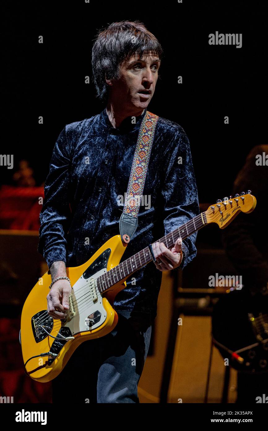 LEEDS, ENGLAND: Johnny Marr spielt auf der Bühne und unterstützt Blondie in der Leeds First Direct Arena. Mit: Johnny Marr wo: Leeds, Großbritannien Wann: 04. Mai 2022 Credit: Neil Lupine/WENN Stockfoto