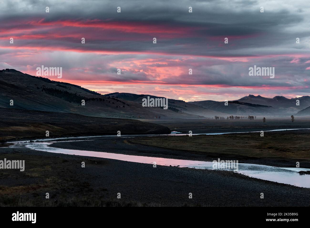WY05057-00..... WYOMING - Yellowstone National Park, Sonnenaufgang über dem Lamar Valley. Stockfoto