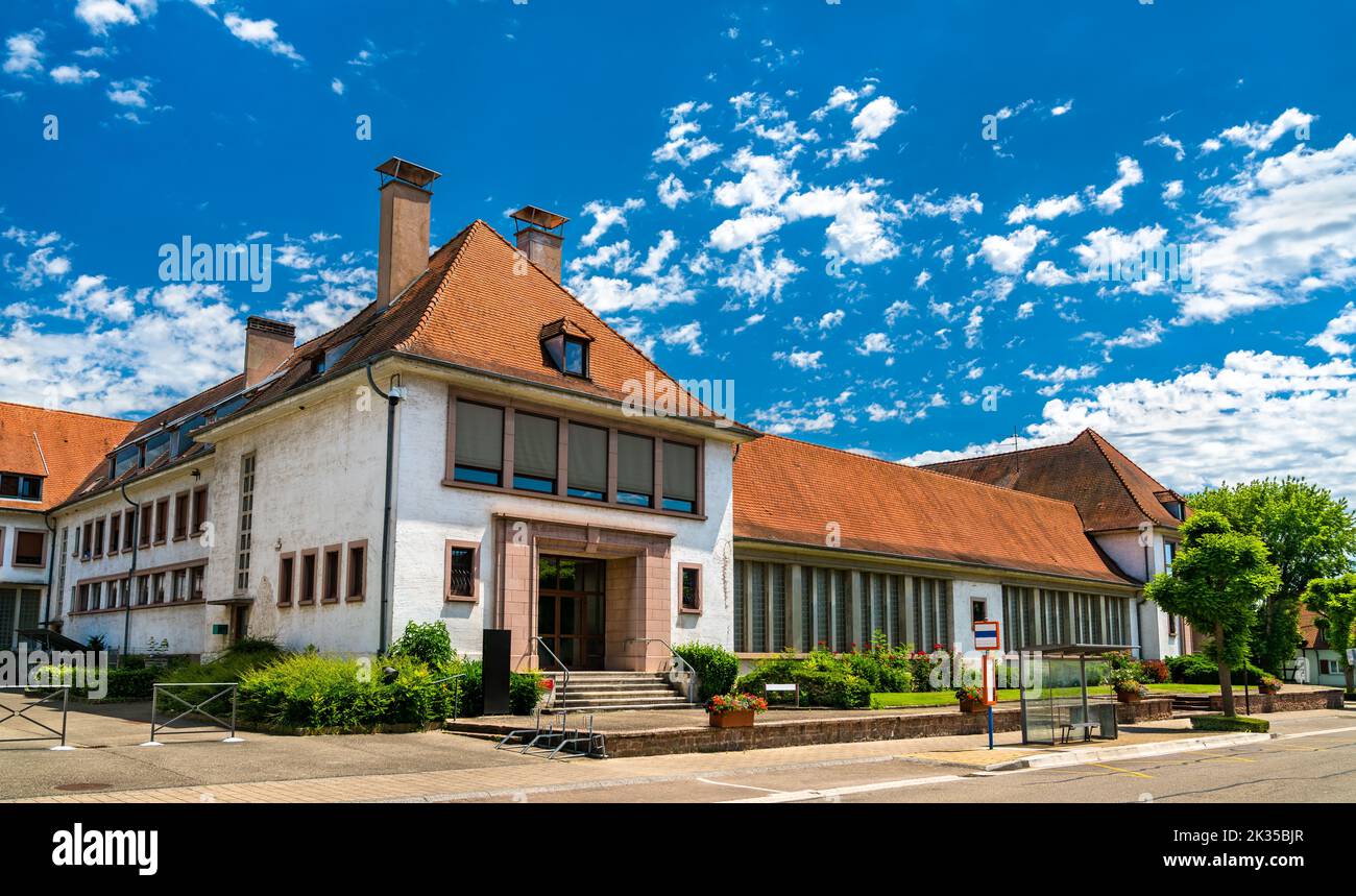 Bibliothek und Schulgebäude in Rhinau - Bas-Rhin, Frankreich Stockfoto