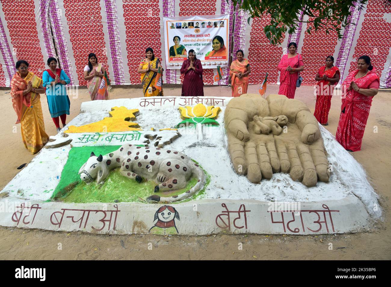 Bikaner, Rajasthan, Indien. 23. September 2022. Die Mitglieder von BJP Mahila Morcha nehmen an einem Programm Teil, das zur Unterstützung der Kampagne „Beti Bachao, Beti Padhao“ organisiert wird und die Kühe nach der Ausbreitung der Lumpy-Krankheit bei Bikaner rettet. (Bild: © Dinesh Gupta/Pacific Press via ZUMA Press Wire) Stockfoto