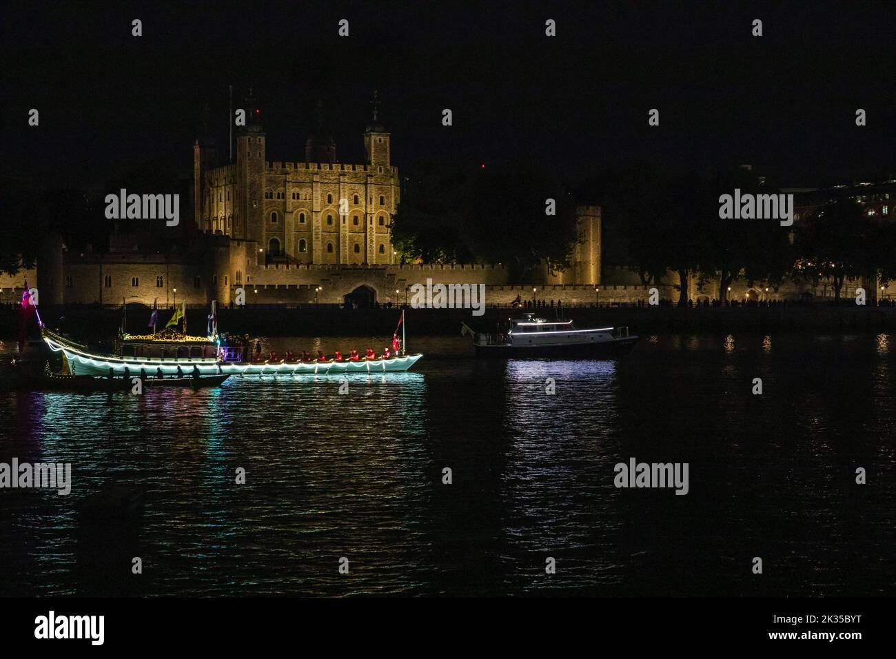 London, Großbritannien. 24.. September 2022. Eine schillernde Flottille, die die Themse entlang segelt, um dem Tod Ihrer Majestät Königin Elizabeth II. Und dem Beitritt von König Charles III. Zu Tribut zu zollen Quelle: Stuart Robertson/Alamy Live News. Stockfoto