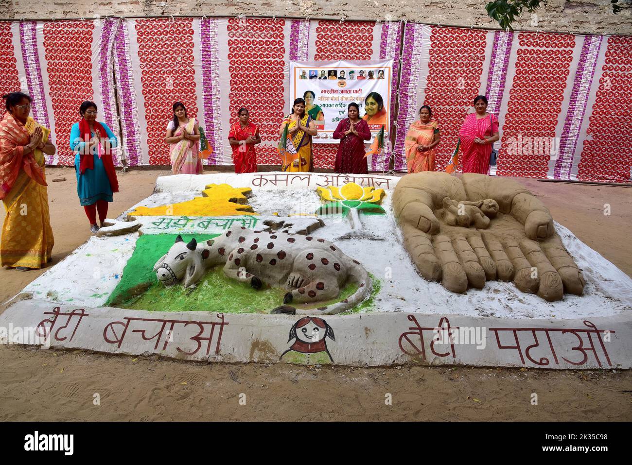 Bikaner, Rajasthan, Indien. 23. September 2022. Die Mitglieder von BJP Mahila Morcha nehmen an einem Programm Teil, das zur Unterstützung der Kampagne „Beti Bachao, Beti Padhao“ organisiert wird und die Kühe nach der Ausbreitung der Lumpy-Krankheit bei Bikaner rettet. (Bild: © Dinesh Gupta/Pacific Press via ZUMA Press Wire) Stockfoto