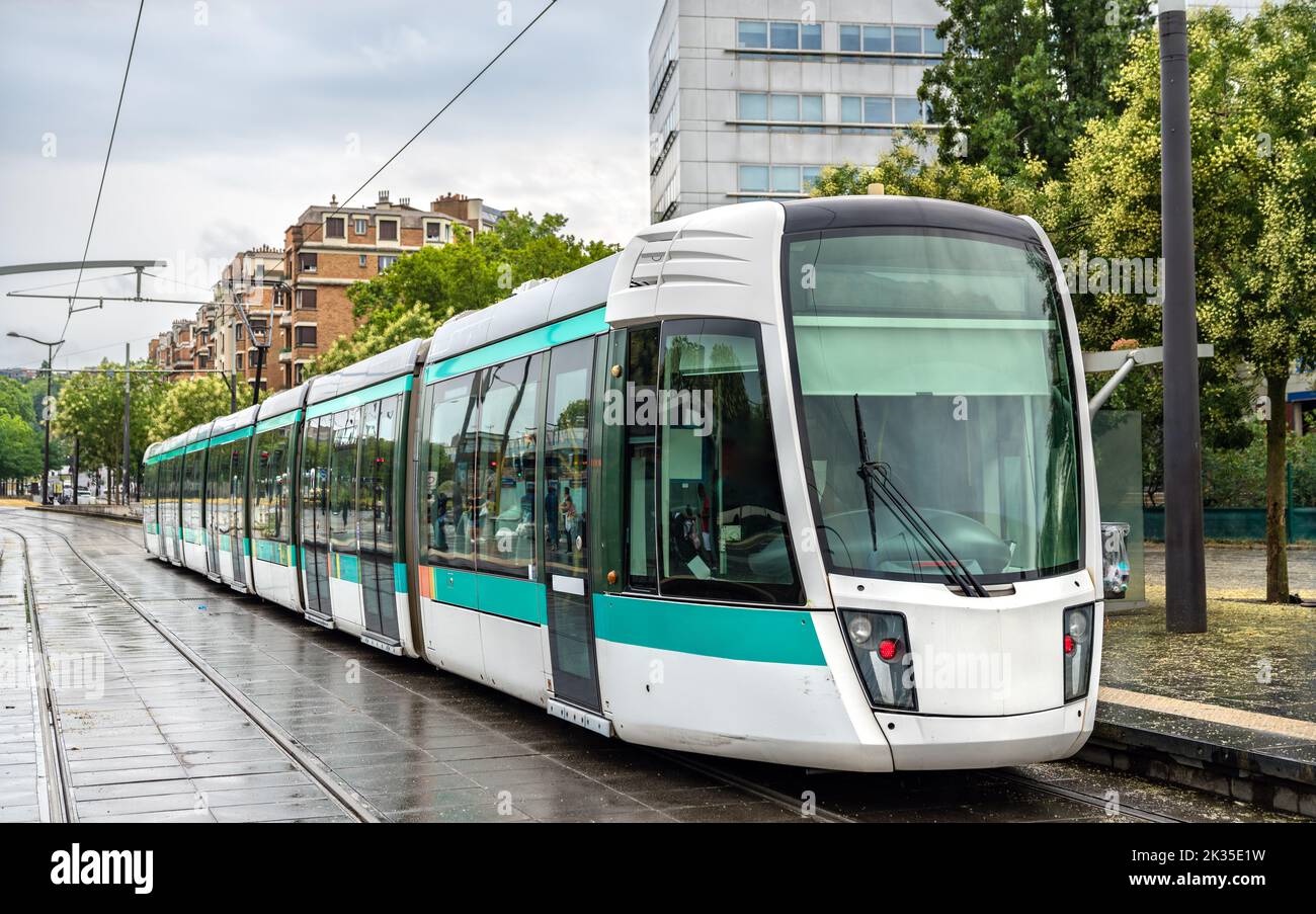 Moderne Stadtbahn. Öffentliche Verkehrsmittel in Paris, Frankreich Stockfoto