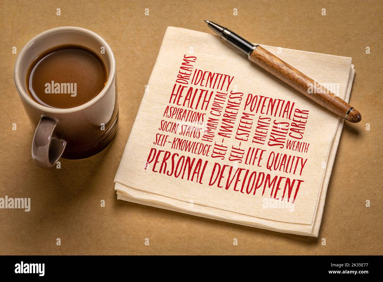 Persönliche Entwicklung Wortwolke auf Serviette, flaches Lay mit Kaffee, Selbstverbesserungskonzept Stockfoto