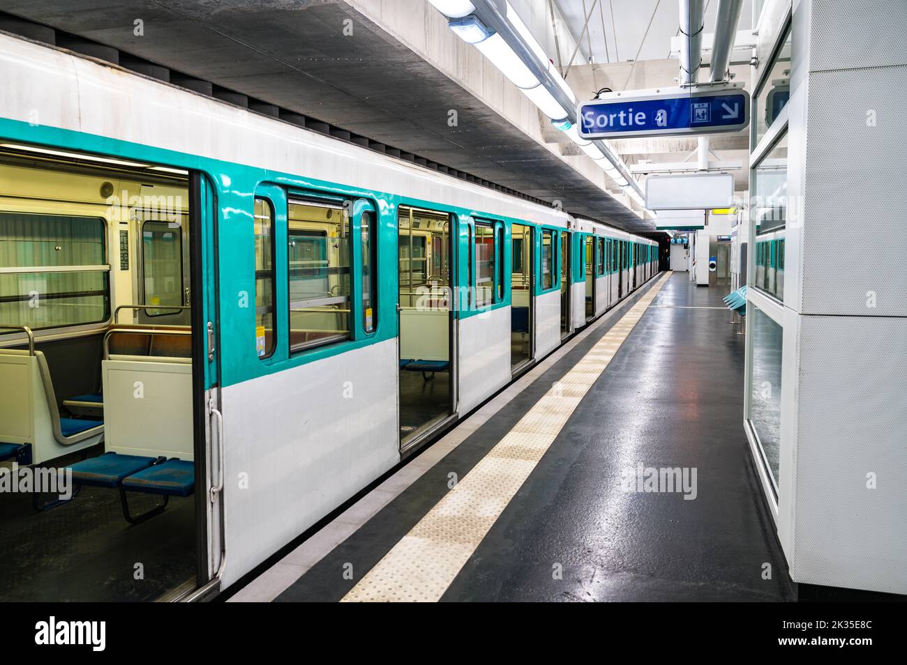 Zug an der Metrostation Mairie d'Aubervilliers in Paris, Frankreich Stockfoto