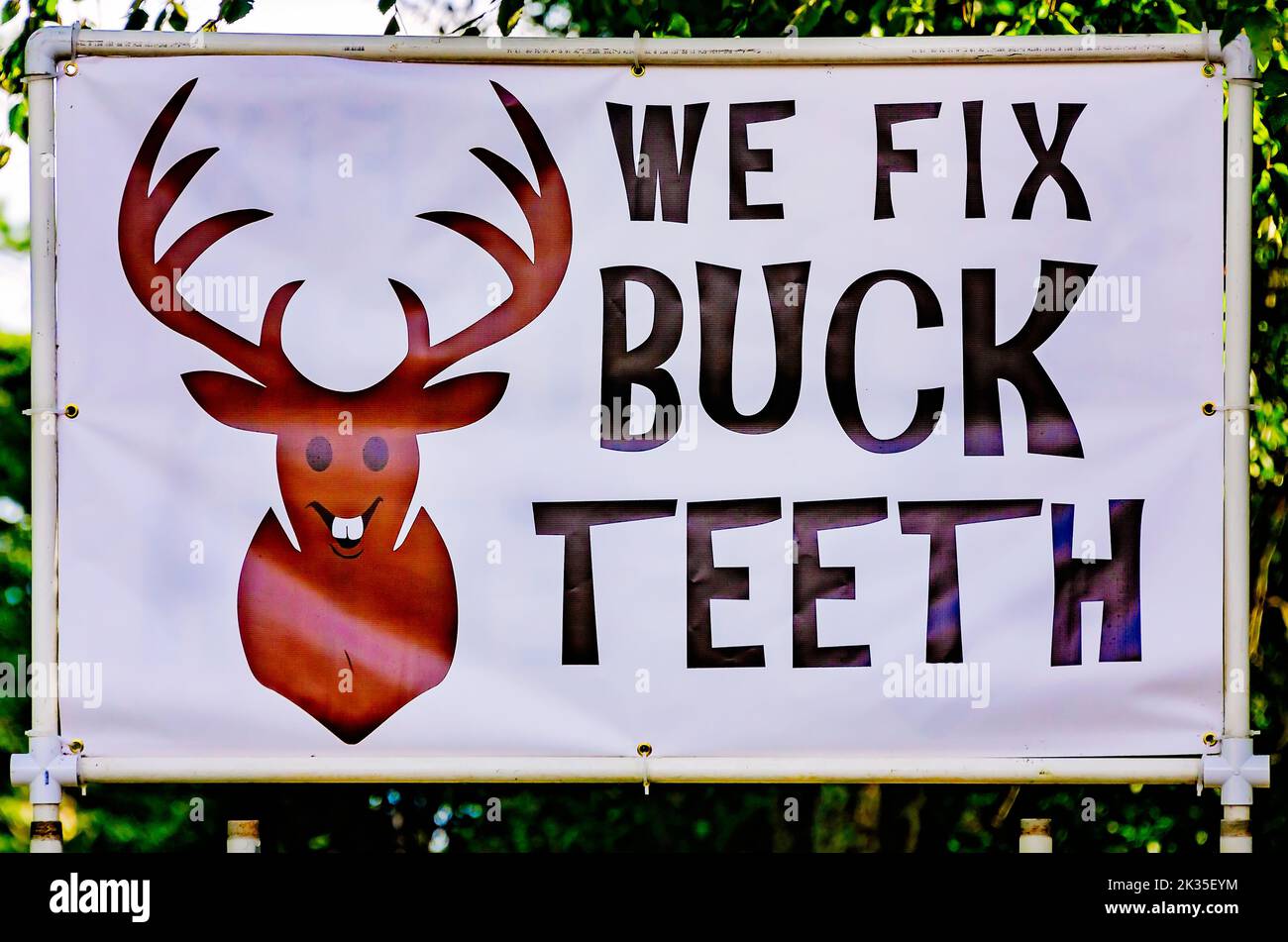 Ein Schild vor der Glas-Kieferorthopädie wirbt mit „Wir reparieren Buck-Zähne“ am 4. September 2022 in Daphne, Alabama. Abwärtszähne sind eine Fehlausrichtung der Zähne. Stockfoto