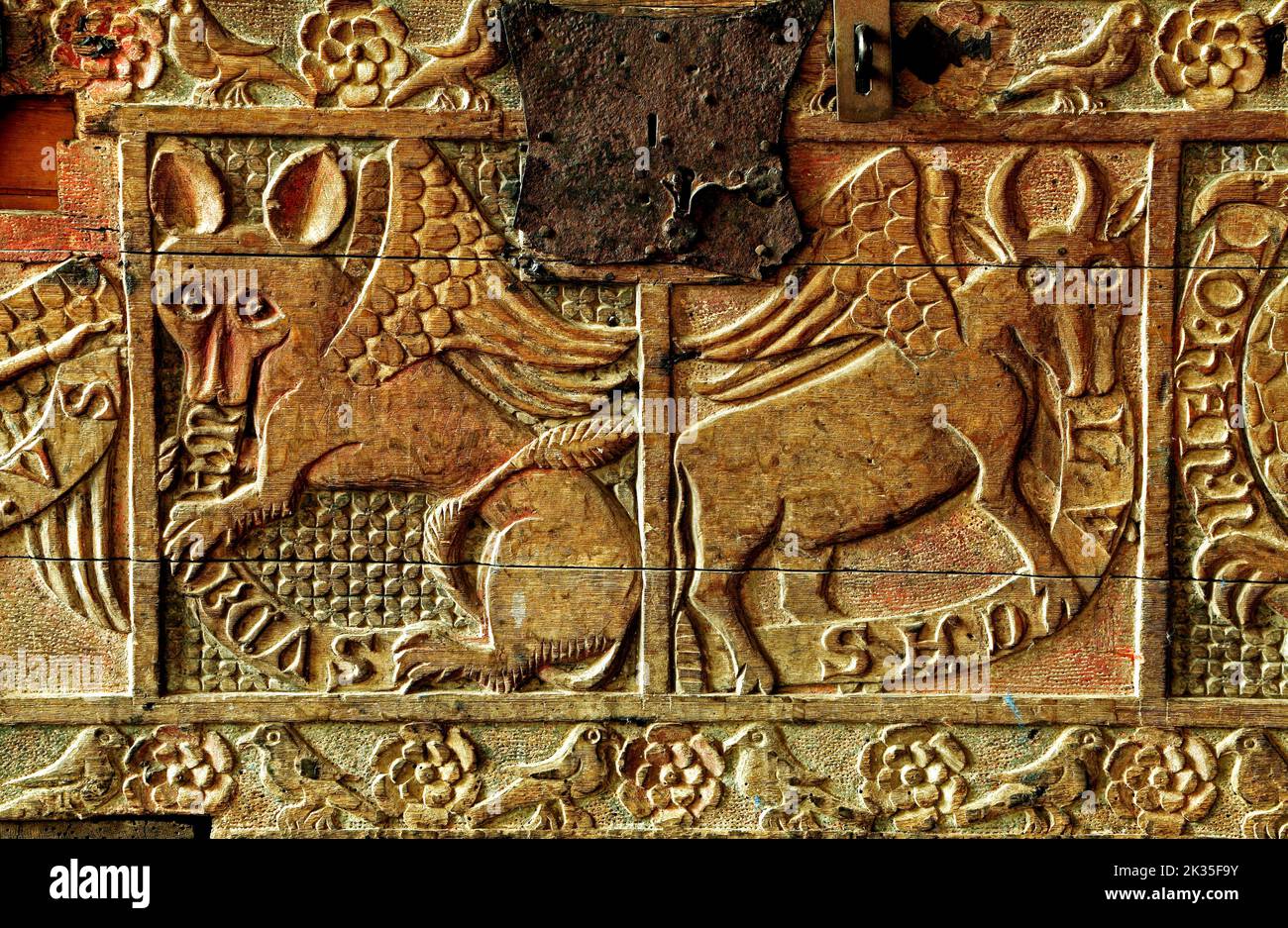 Dersingham, 14. Jahrhundert Schnitzereien, mittelalterlich, auf Holzkiste, Zeichen von 2 die vier Evangelisten, St. Mark, St. Luke, Norfolk, England, VEREINIGTES KÖNIGREICH Stockfoto
