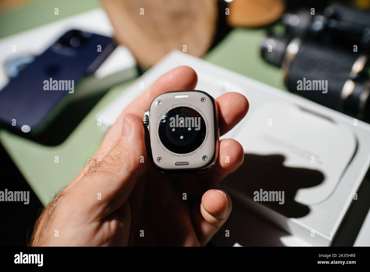 London, Vereinigtes Königreich - 23. Sep 2022: POV-Männerhand zeigt Rückseite der Apple Watch Ultra - elektrischer Herzsensor, Blutoxigensensor Stockfoto
