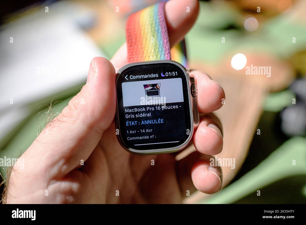 London, Vereinigtes Königreich - 23. Sep 2022: Bestellung für das neue MacBook PRI 16 storniert - Nachricht auf dem Display der neuen Titanium Apple Watch Ultra, die für extreme Aktivitäten wie Ausdauersport, Spitzensportler, wegweisende Aktivitäten und Abenteuer entwickelt wurde Stockfoto