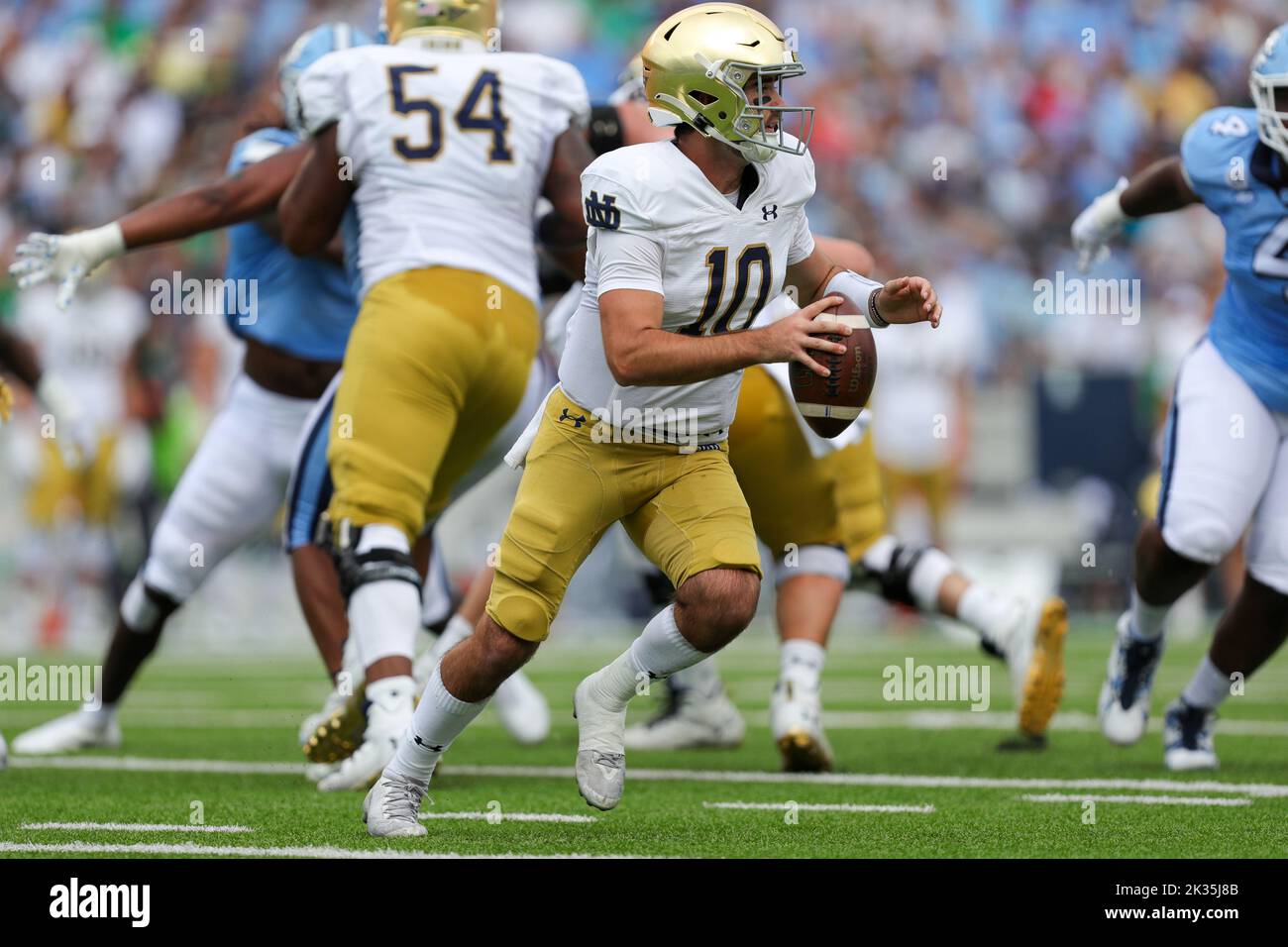 24. September 2022: Notre Dame Fighting Irish Quarterback Drew Pyne (10) rollt während des NCAA-Fußballspiels zwischen Notre Dame Fighting Irish und North Carolina Tar Heels im Kenan Memorial Stadium in Chapel Hill, North Carolina, aus der Tasche. Greg Atkins/CSM/Sipa USA (Bildquelle: © Greg Atkins/Cal Sport Media/Sipa USA) Stockfoto