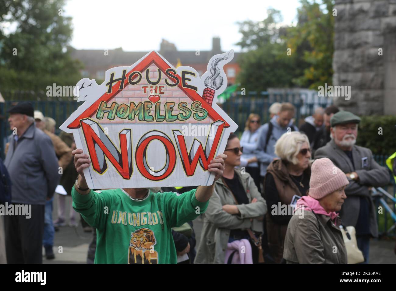 Dublin, Irland. 24. September 2022. Eine Protesterin hält während der Demonstration ein Plakat, auf dem sie ihre Meinung zum Ausdruck bringt. Demonstranten versammelten sich am Parnell Place, um durch das Stadtzentrum zu marschieren, um ihre Gefühle in dieser Angelegenheit zu demonstrieren. Sie hoffen, der Regierung eine Botschaft zu senden, dass radikale Maßnahmen zur Senkung der Lebenshaltungskosten und zur Wohnungskrise erforderlich sind. Der Protest wurde von der Cost of Living Coalition organisiert. Kredit: SOPA Images Limited/Alamy Live Nachrichten Stockfoto