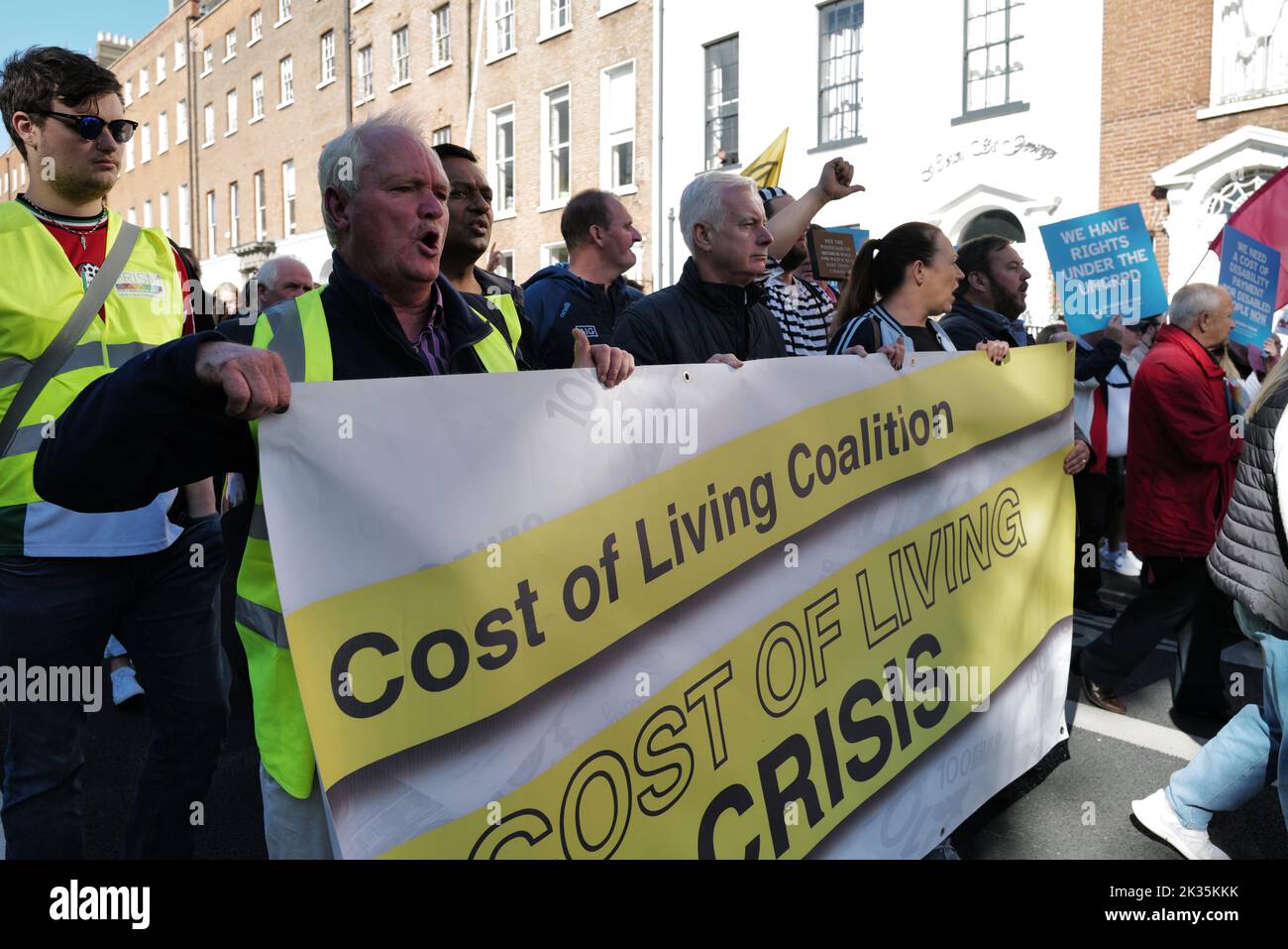 Dublin, Irland. 24. September 2022. Demonstranten singen Slogans, während sie während der Demonstration ein Banner halten, auf dem ihre Meinung zum Ausdruck gebracht wird. Demonstranten versammelten sich am Parnell Place, um durch das Stadtzentrum zu marschieren, um ihre Gefühle in dieser Angelegenheit zu demonstrieren. Sie hoffen, der Regierung eine Botschaft zu senden, dass radikale Maßnahmen zur Senkung der Lebenshaltungskosten und zur Wohnungskrise erforderlich sind. Der Protest wurde von der Cost of Living Coalition organisiert. (Foto: Liam Cleary/SOPA Images/Sipa USA) Quelle: SIPA USA/Alamy Live News Stockfoto