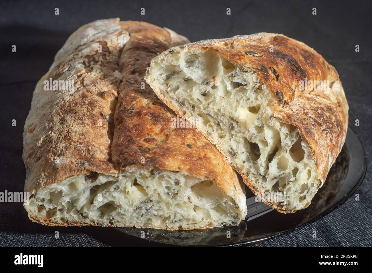 Handgemachtes Brot mit natürlicher Gärung auf einer schwarzen Schale. Stockfoto