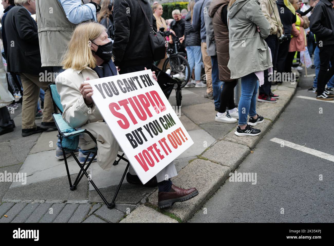 Dublin, Irland. 24. September 2022. Eine Protesterin hält während der Demonstration ein Plakat, auf dem sie ihre Meinung zum Ausdruck bringt. Demonstranten versammelten sich am Parnell Place, um durch das Stadtzentrum zu marschieren, um ihre Gefühle in dieser Angelegenheit zu demonstrieren. Sie hoffen, der Regierung eine Botschaft zu senden, dass radikale Maßnahmen zur Senkung der Lebenshaltungskosten und zur Wohnungskrise erforderlich sind. Der Protest wurde von der Cost of Living Coalition organisiert. (Foto: Liam Cleary/SOPA Images/Sipa USA) Quelle: SIPA USA/Alamy Live News Stockfoto